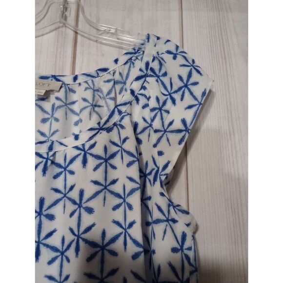 LOFT Outlet Shirt Ladies Medium‎ Blue White Blouse Capped Sleeve - Picture 3 of 7